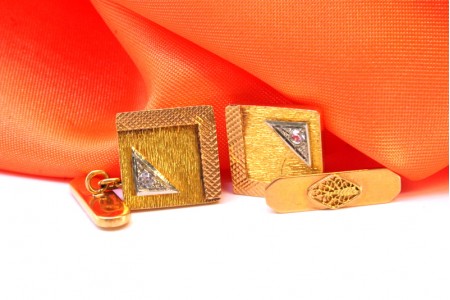  Botões de punho em ouro em forma quadrada com pedras brancas em triângulos 